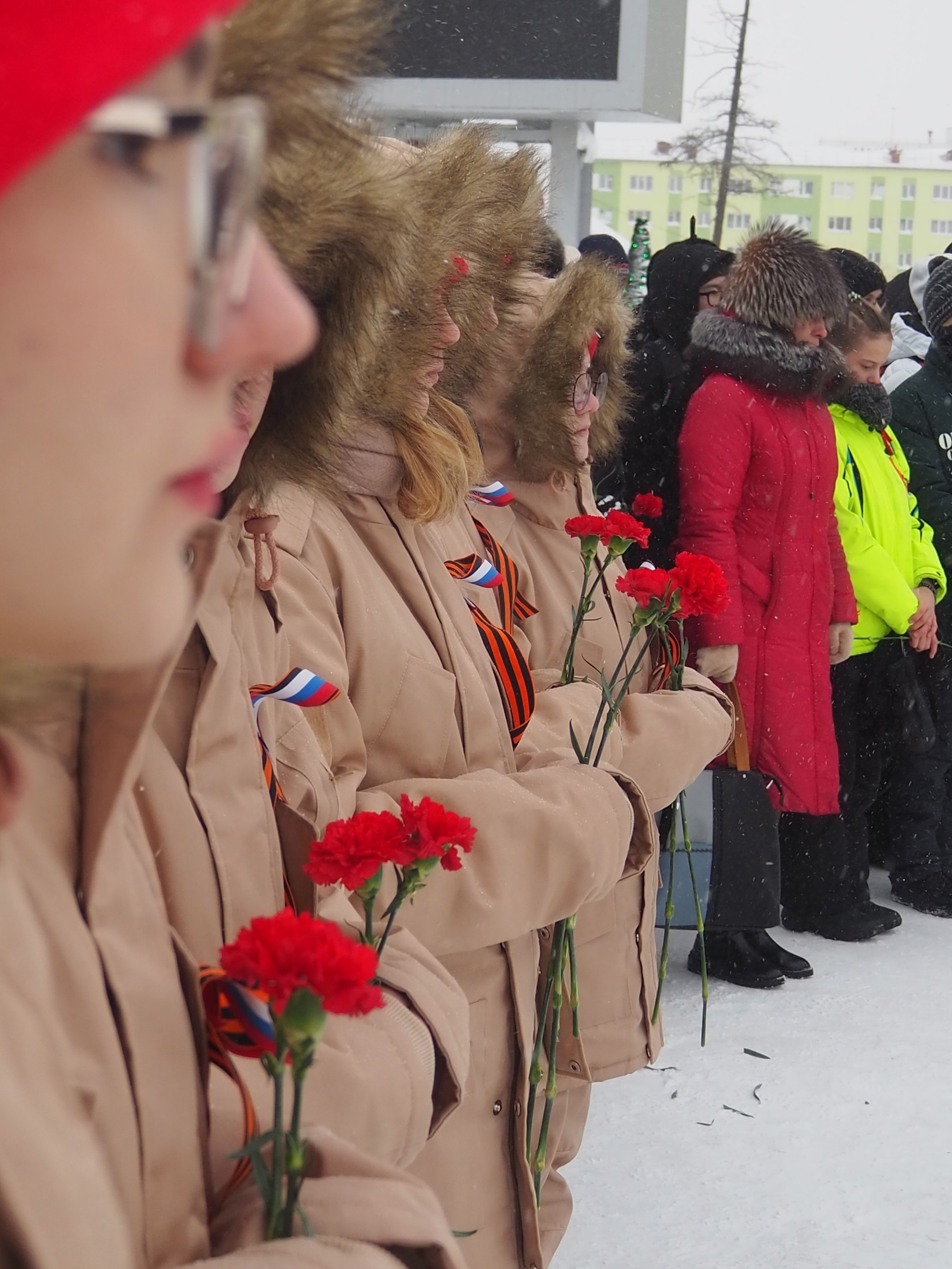 В районе Талнах прошла торжественная церемония возложения цветов к стеле  «Вечно живым» на площади Победы — КДЦ им. Вл. Высоцкого